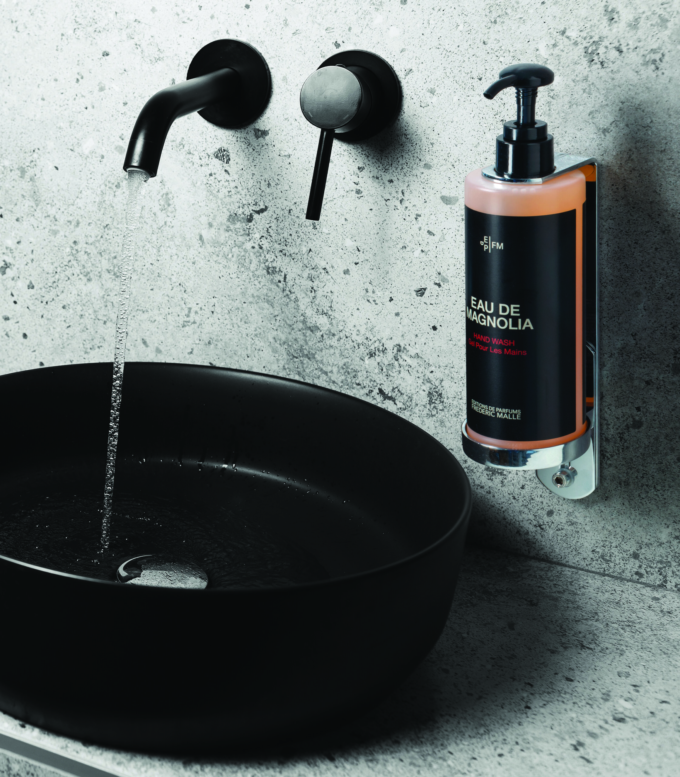 Photo of bathroom details: black sink and faucet with flowing wa Frederic Malle testápoló 300 ml pumpás