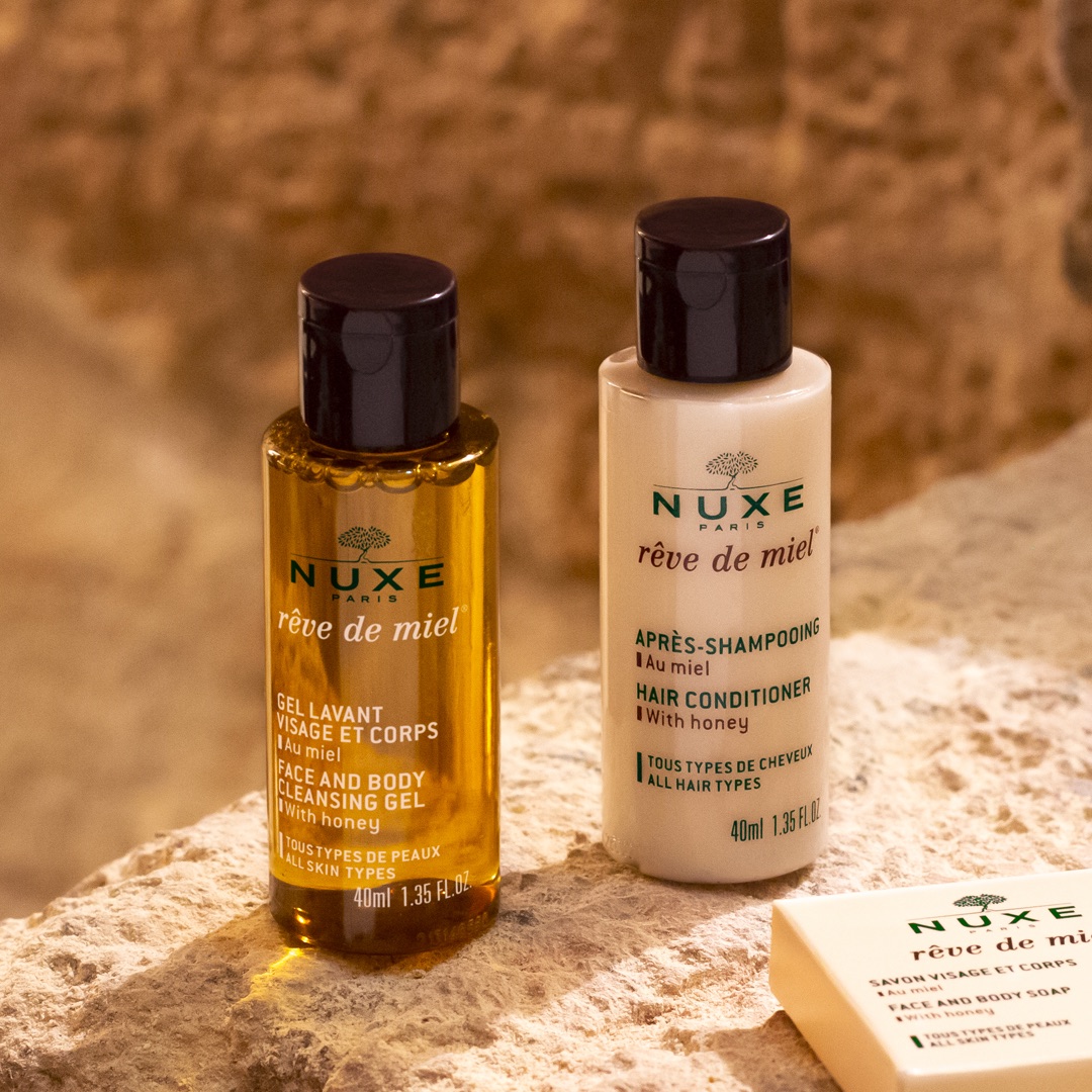 Két NUXE Rêve de Miel 40 ml-es flakon kő felületen