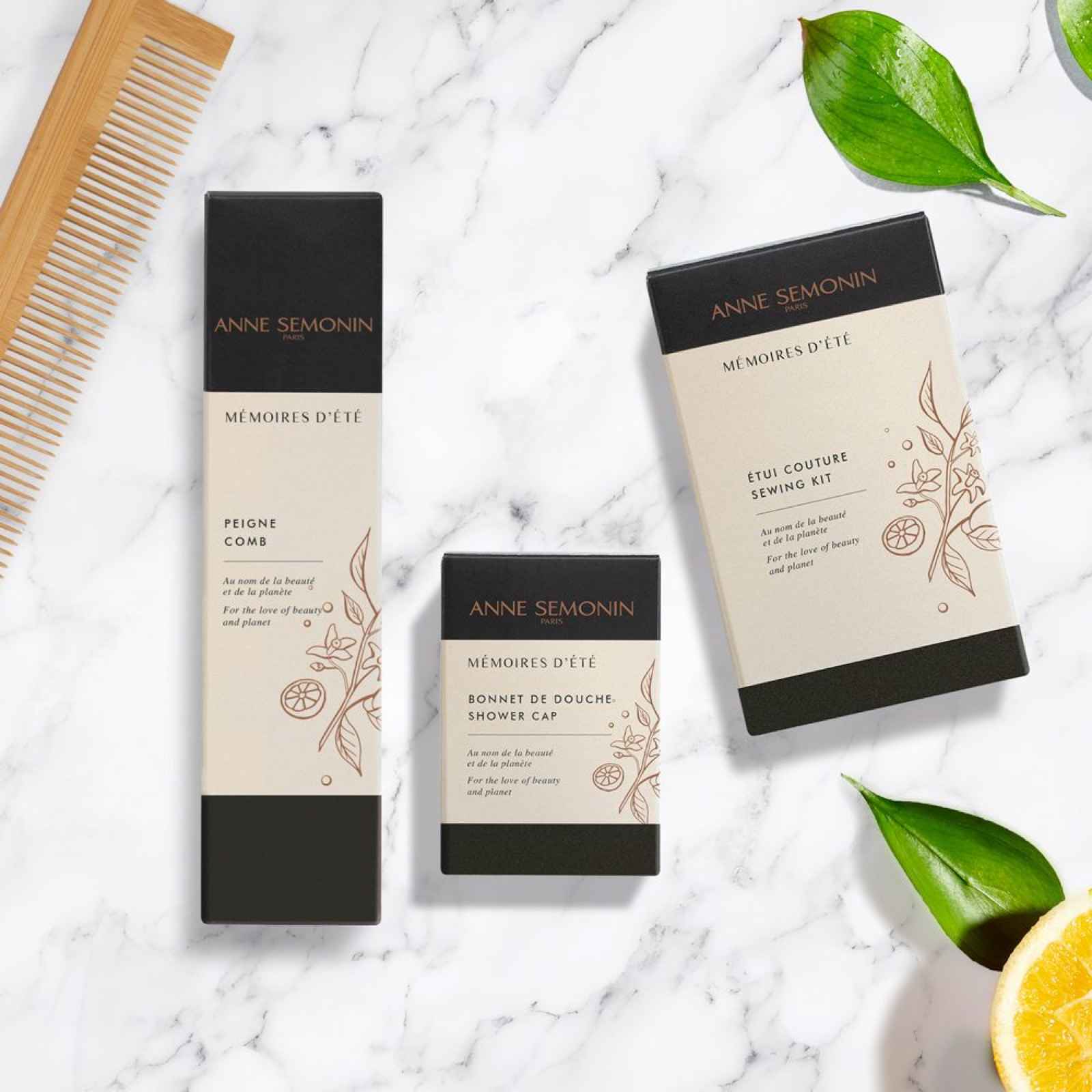 Anne Sémonin dry amenities kiegészítők: fésű, zuhanysapka és varrókészlet