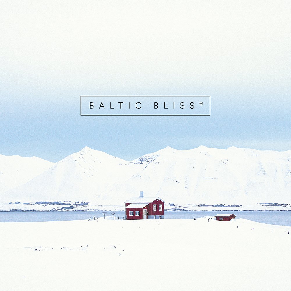 Havas nordikus táj piros házzal és Baltic Bliss logóval