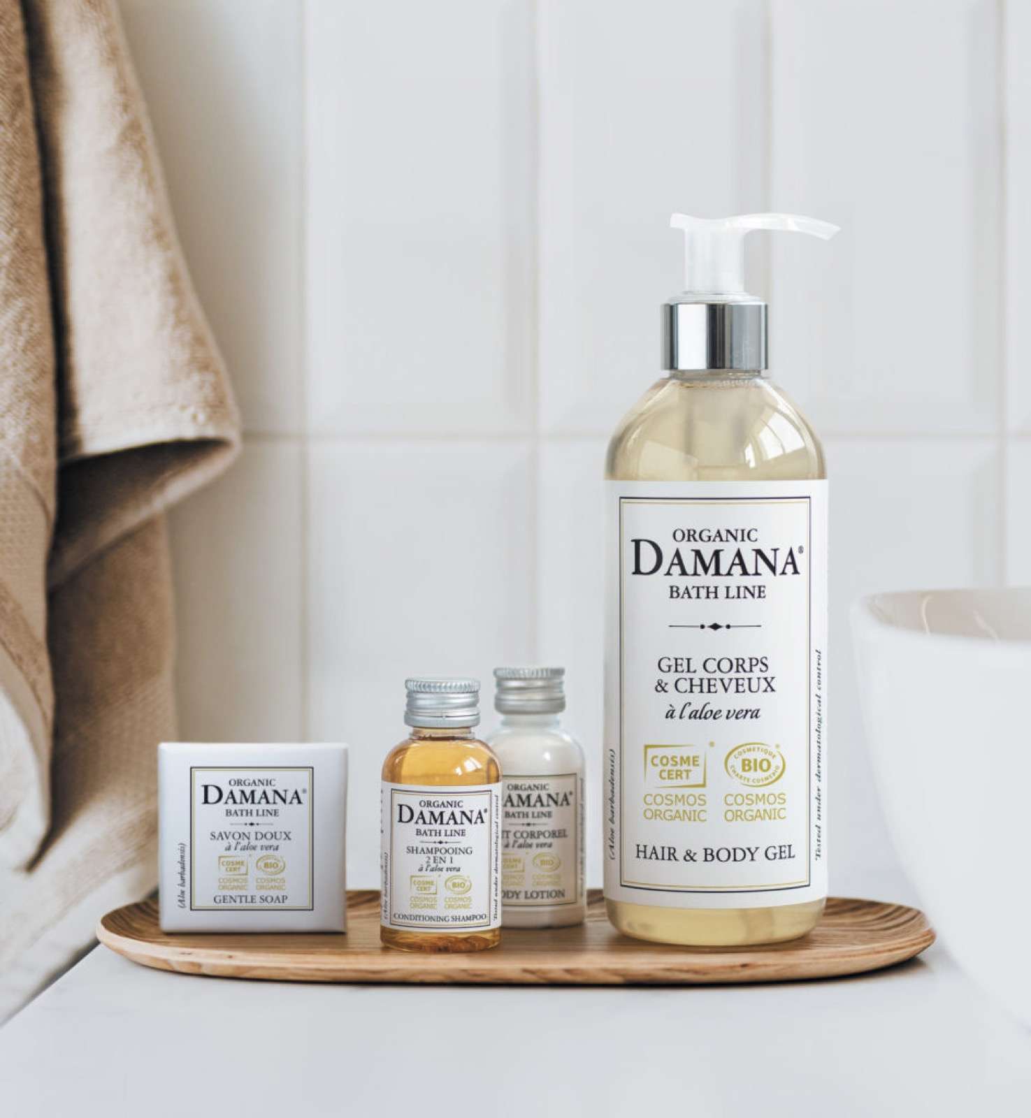 Damana Organic Bath Line termékek fa tálcán, világos fürdőszobai környezetben