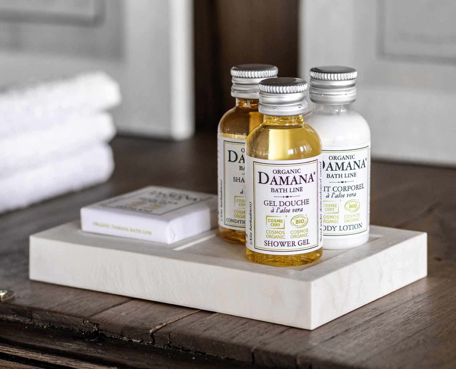 Damana Organic Bath Line flakonok tálcán