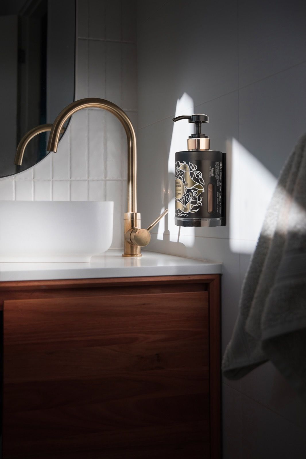 MEMO Paris Irish Leather Ecofill adagolórendszer elegáns fürdőszobában