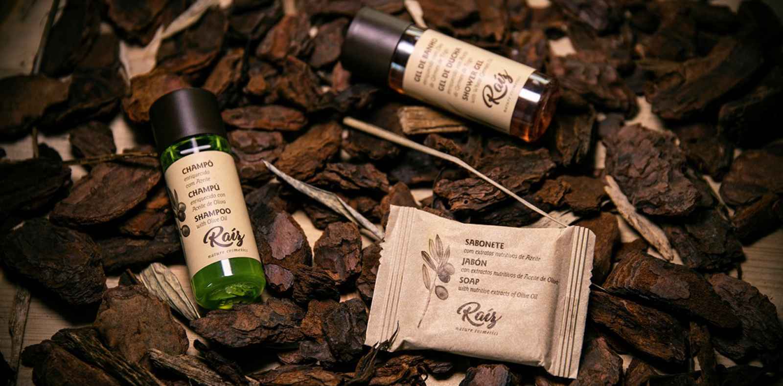 Raíz négy 30 ml-es flakonja és 15 g-os szappanja fa felületen