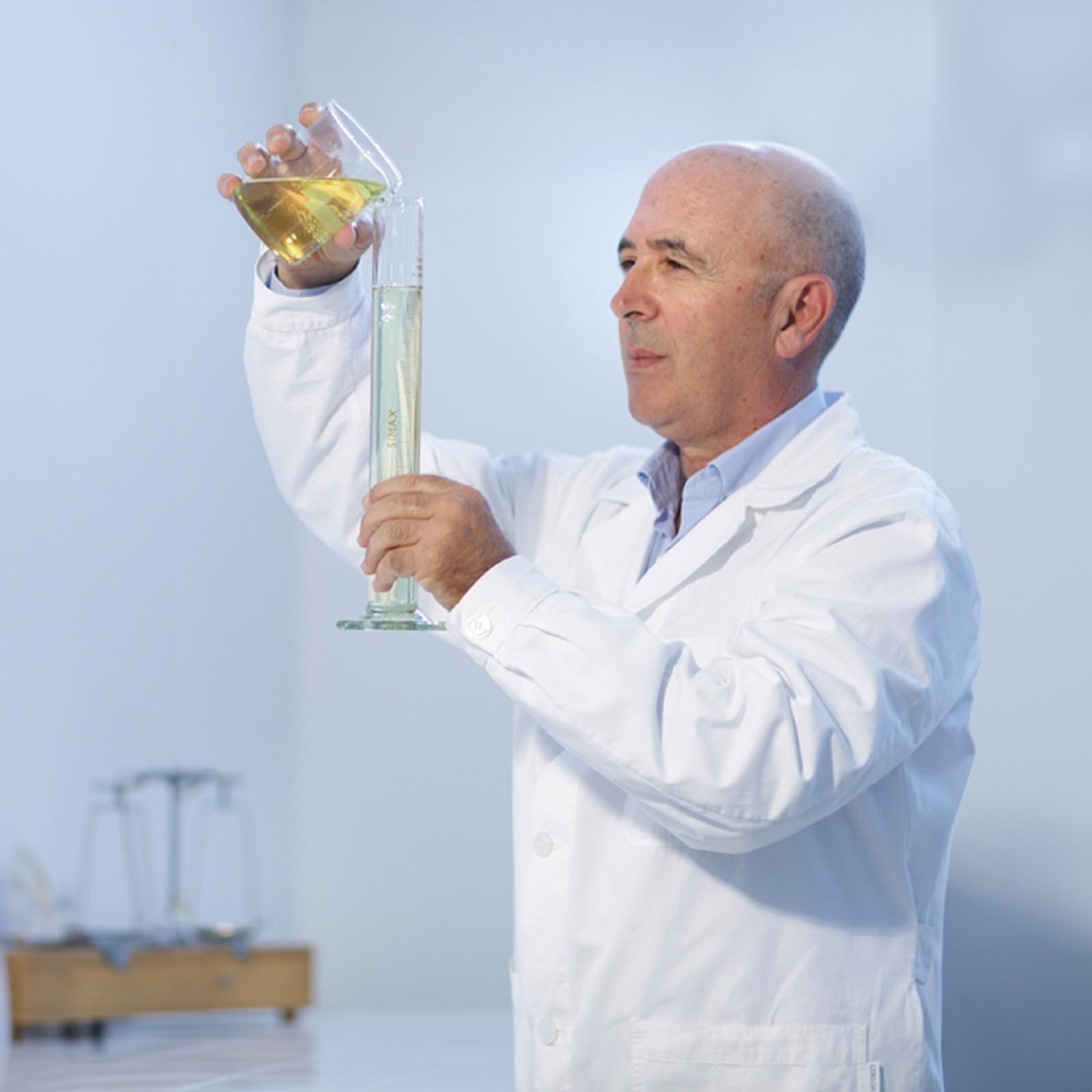 Laboratóriumi jelenet a Salentum márkaképei közül
