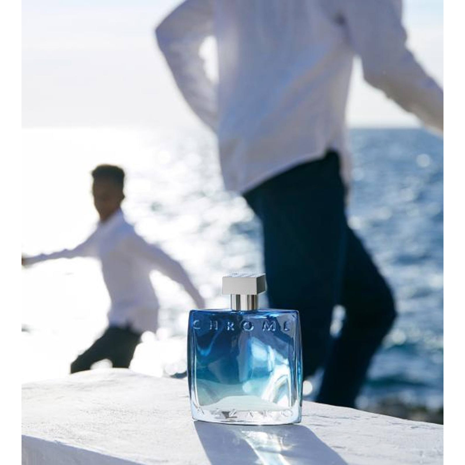 Azzaro Chrome illatüveg mediterrán vízparti jelenetben