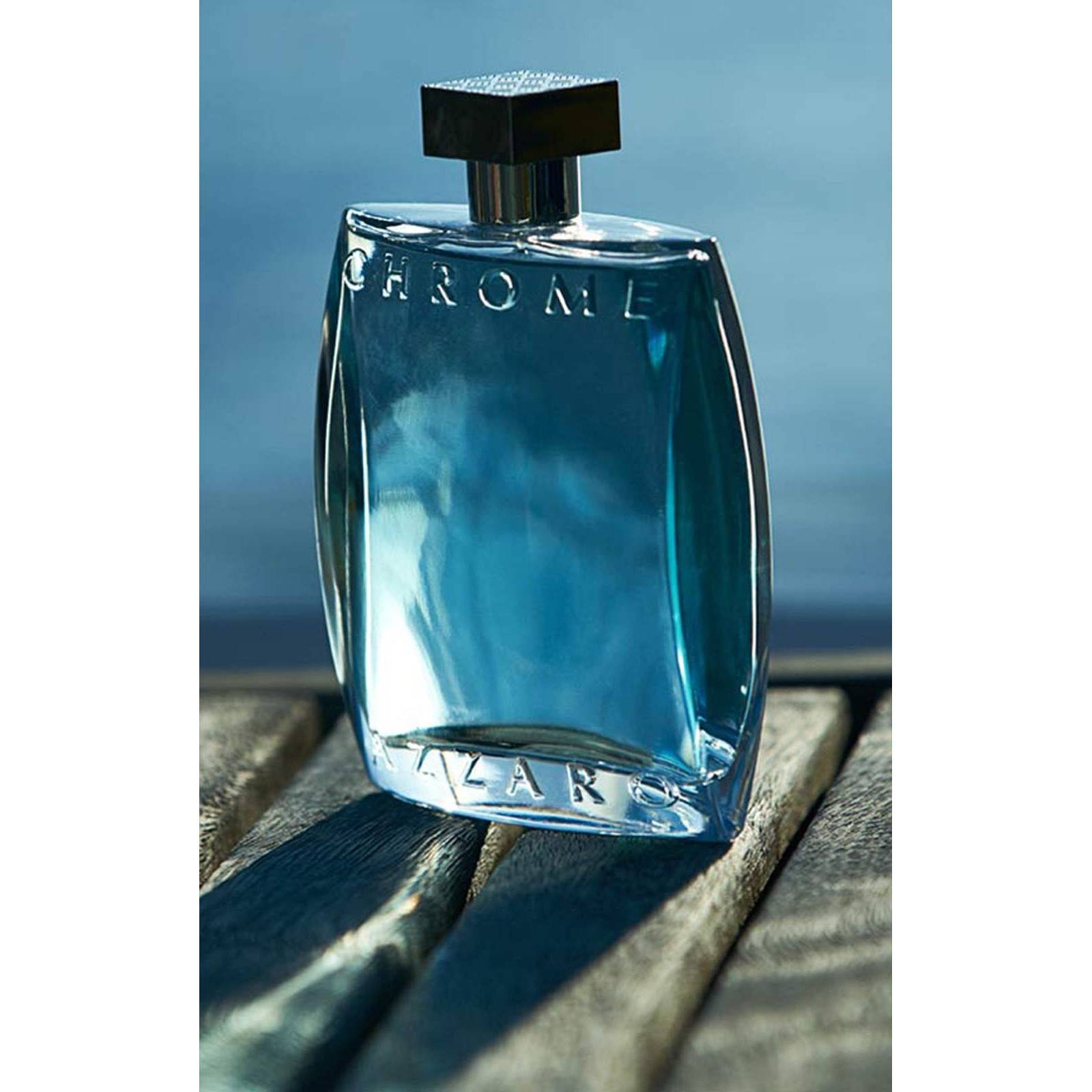 Azzaro Chrome illatüveg kék mediterrán fényben