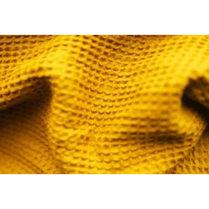 Sárga kötött textil részlete a Baltic Bliss derűs, nordikus világában