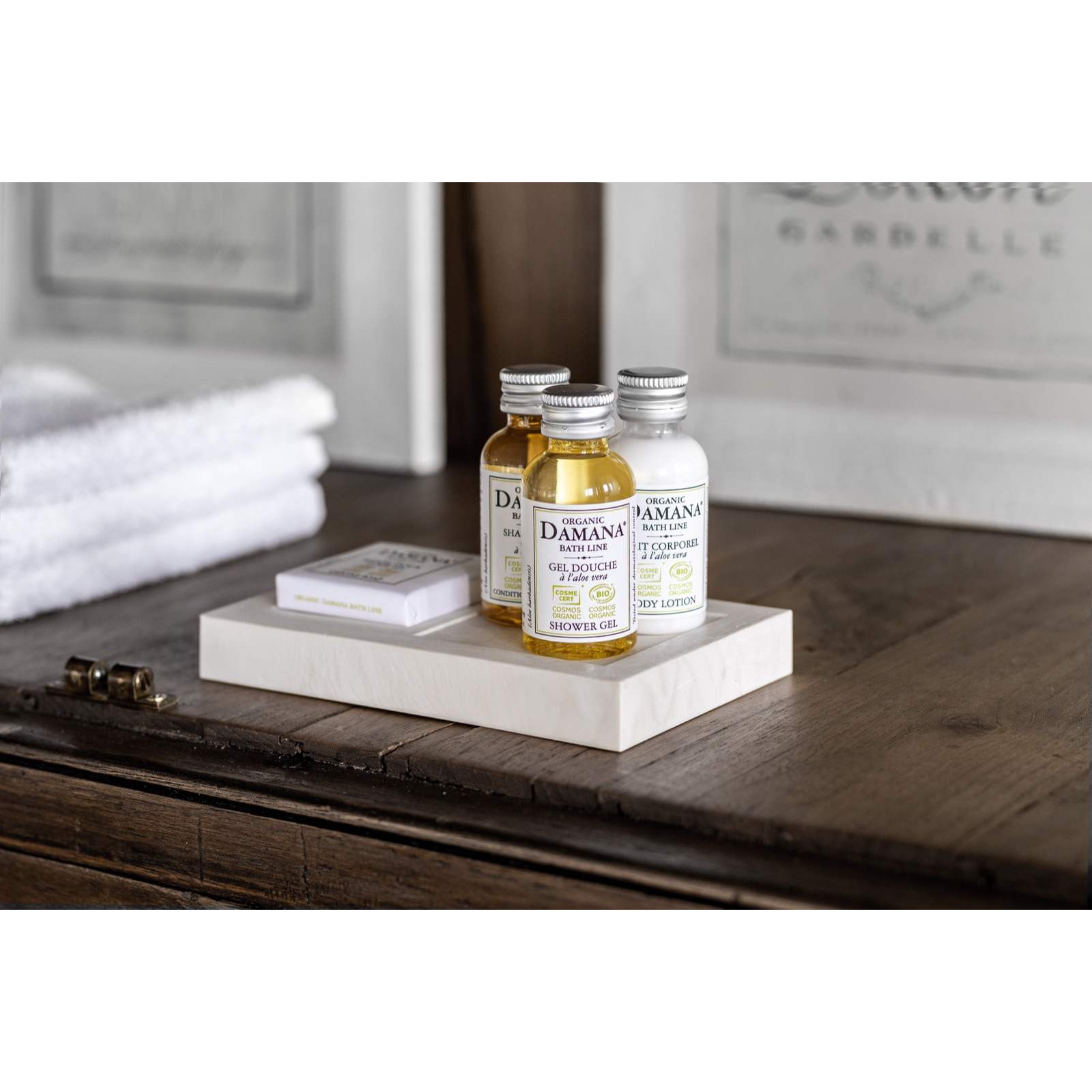 DAMANA Organic Bath Line kis kiszerelésű kozmetikumok és szappan tálcán