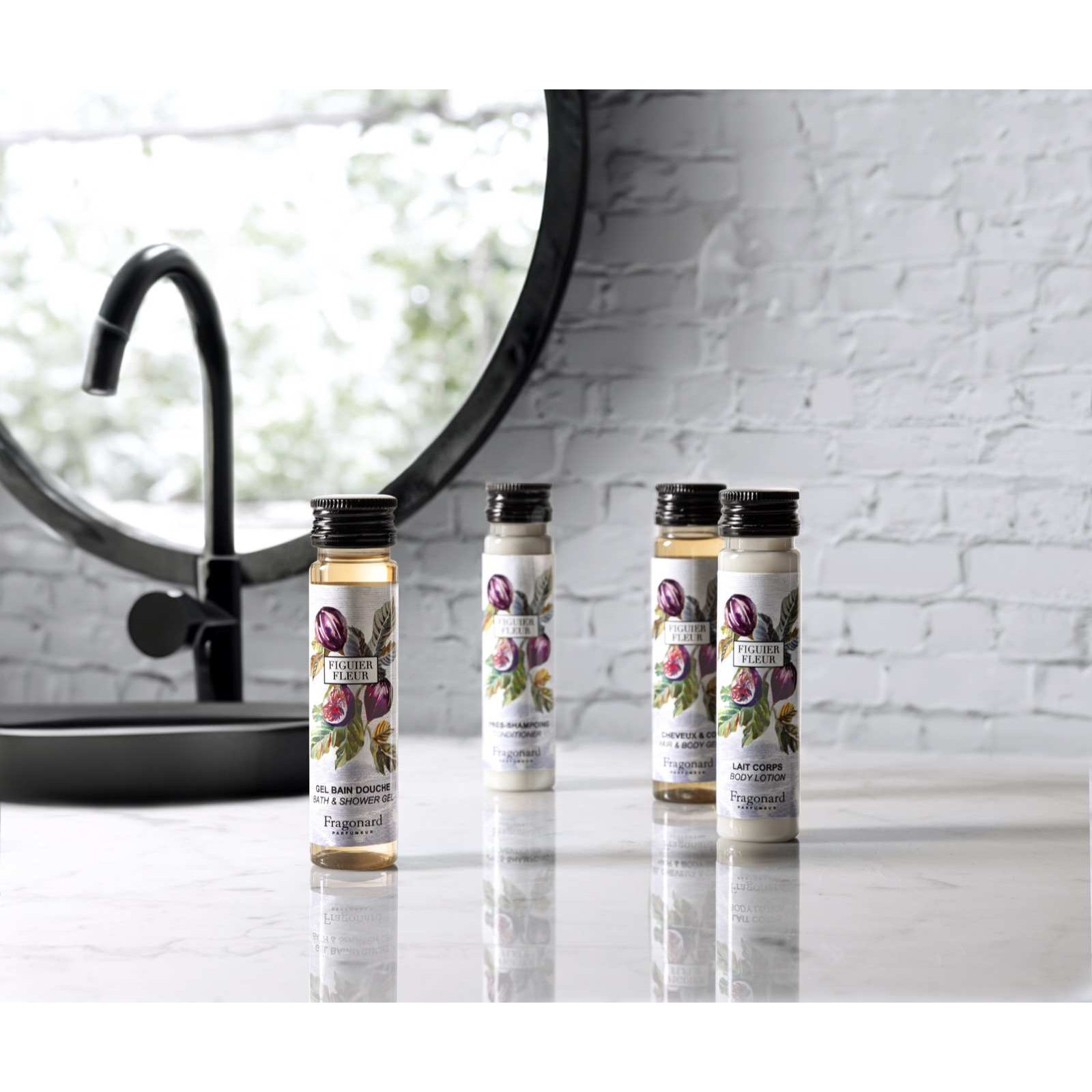Figuier Fleur 30 ml-es flakonok világos szállodai fürdőszobában