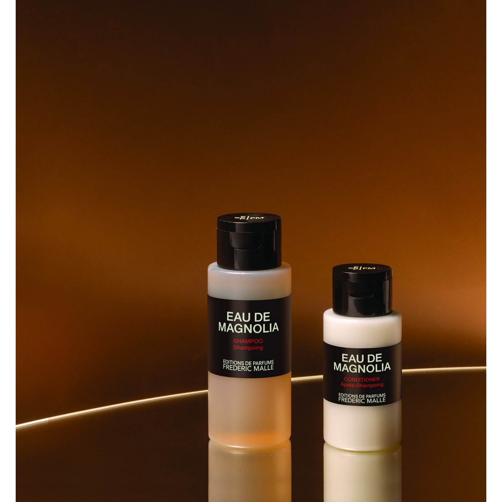 Eau de Magnolia flakonok meleg tónusú enteriőrben