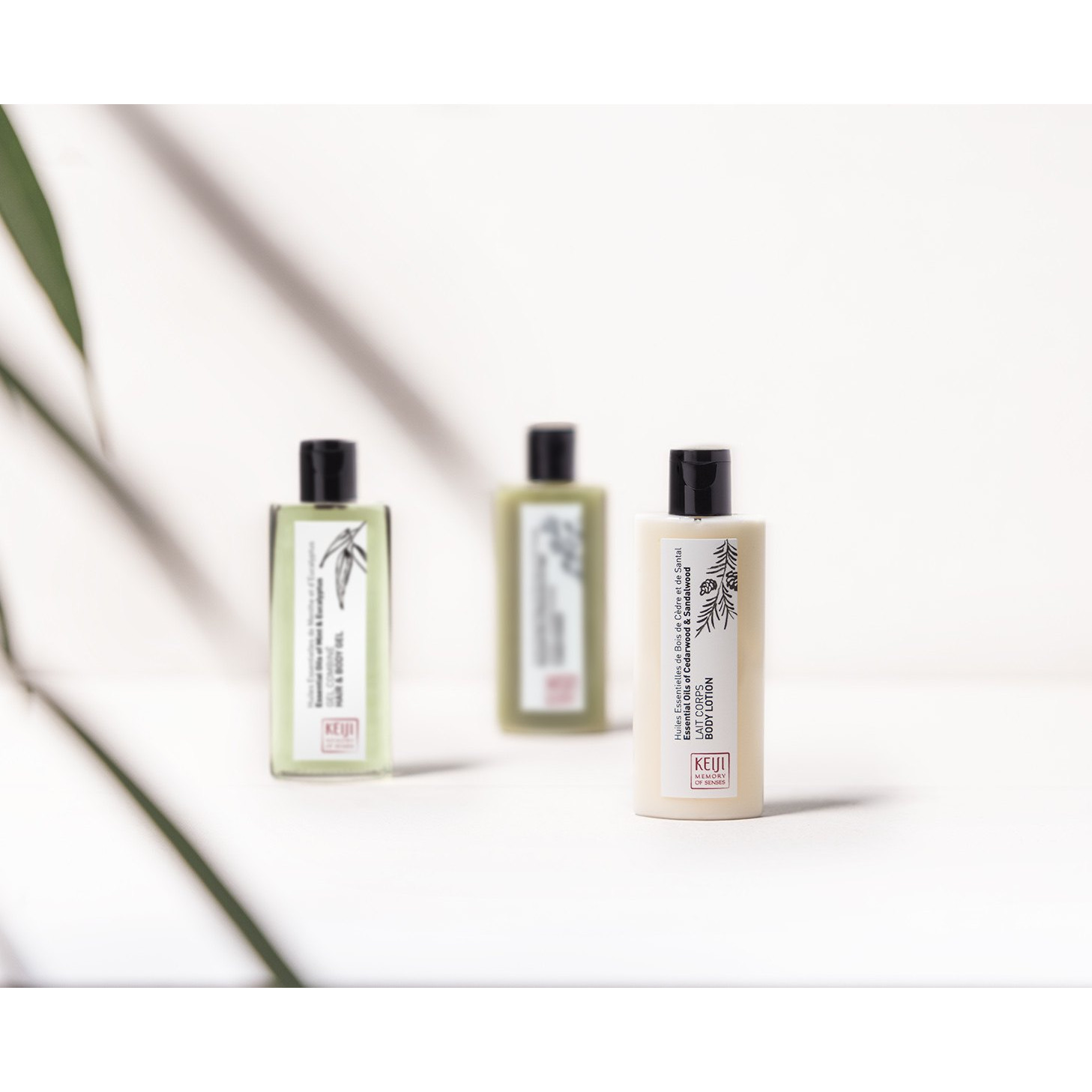 Három Keiji 40 ml-es flakon természetes fényben, levéllel