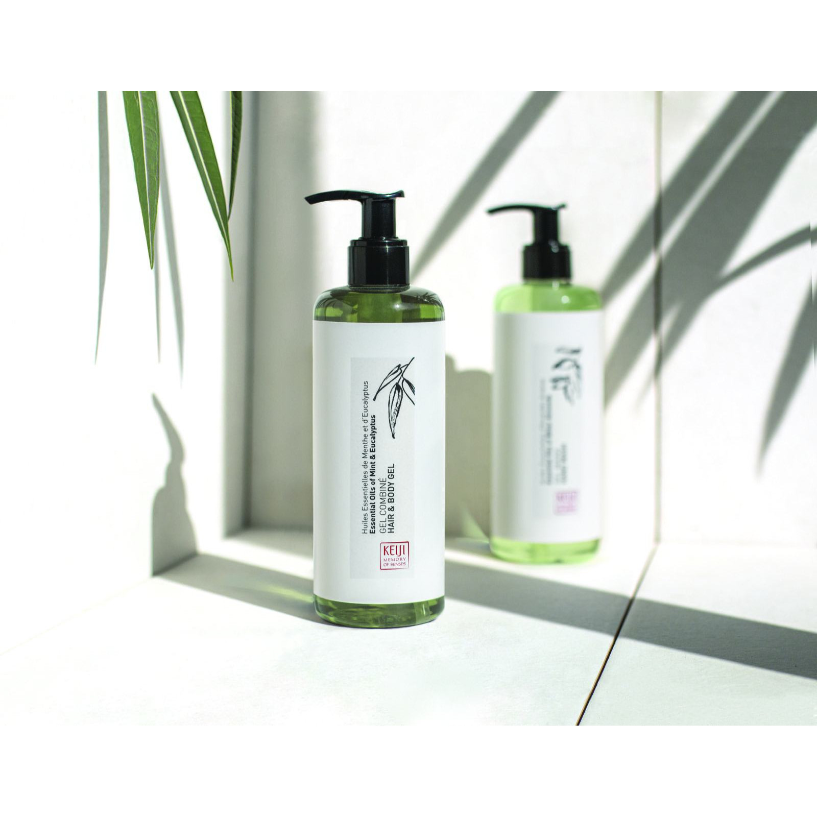 Keiji 300 ml-es Ecopump adagolók pálmalevelek között