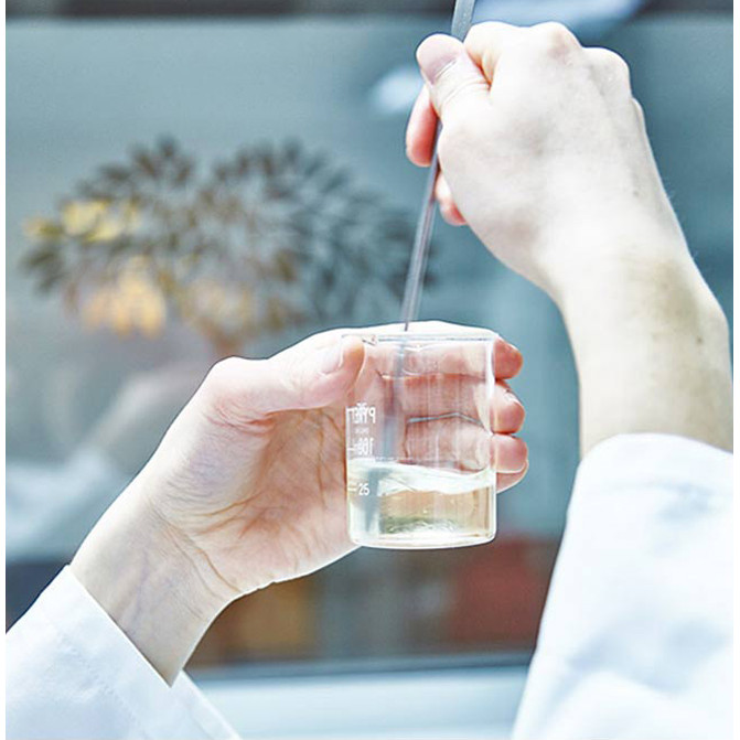 NUXE márkaérték-kép: laboratóriumi keverés