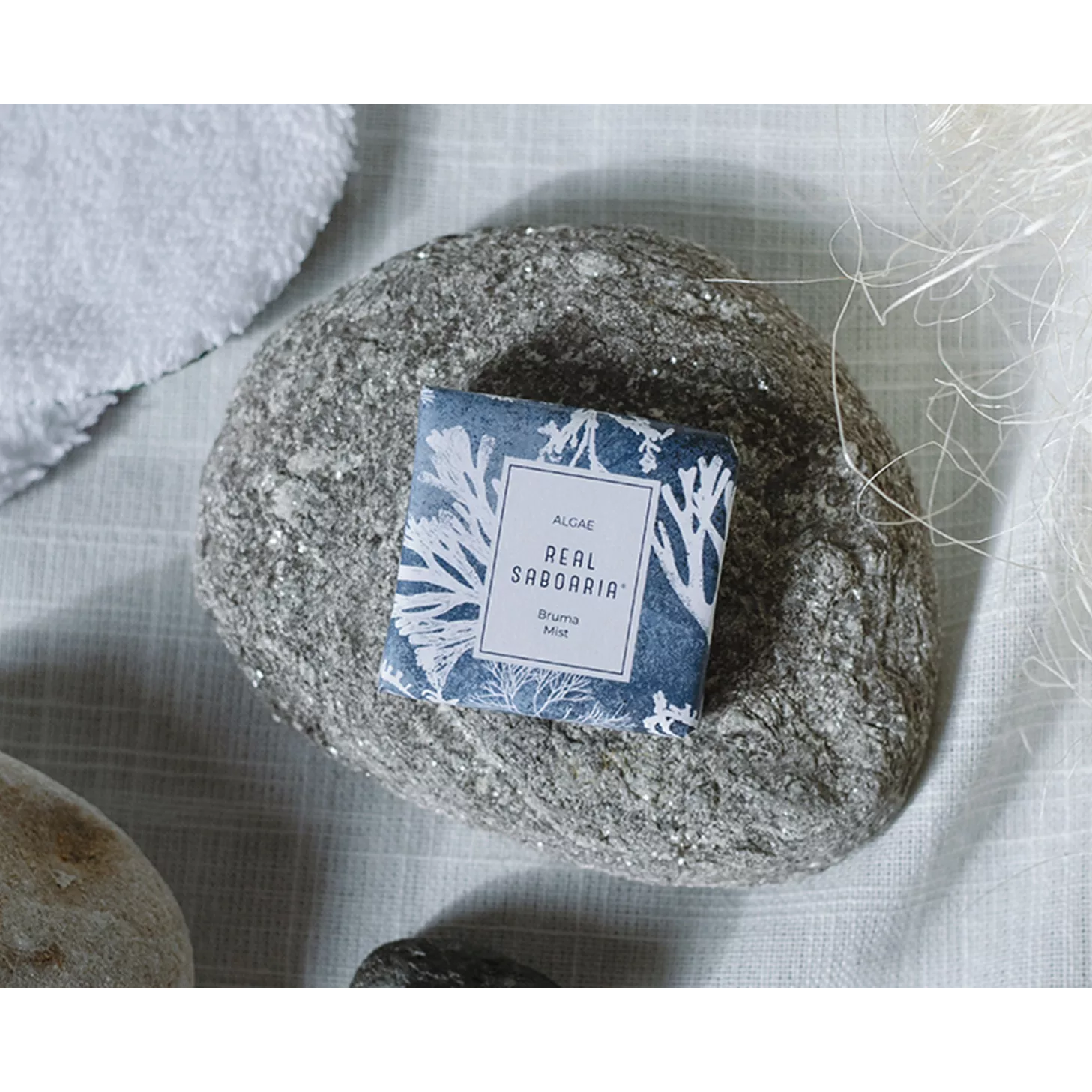 Real Saboaria Algae csomagolás kőre helyezve, textilekkel