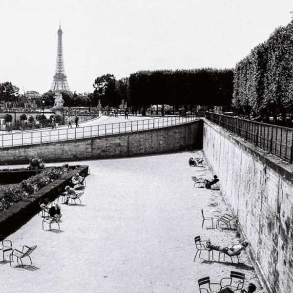 Fekete-fehér párizsi városkép az Eiffel-toronnyal