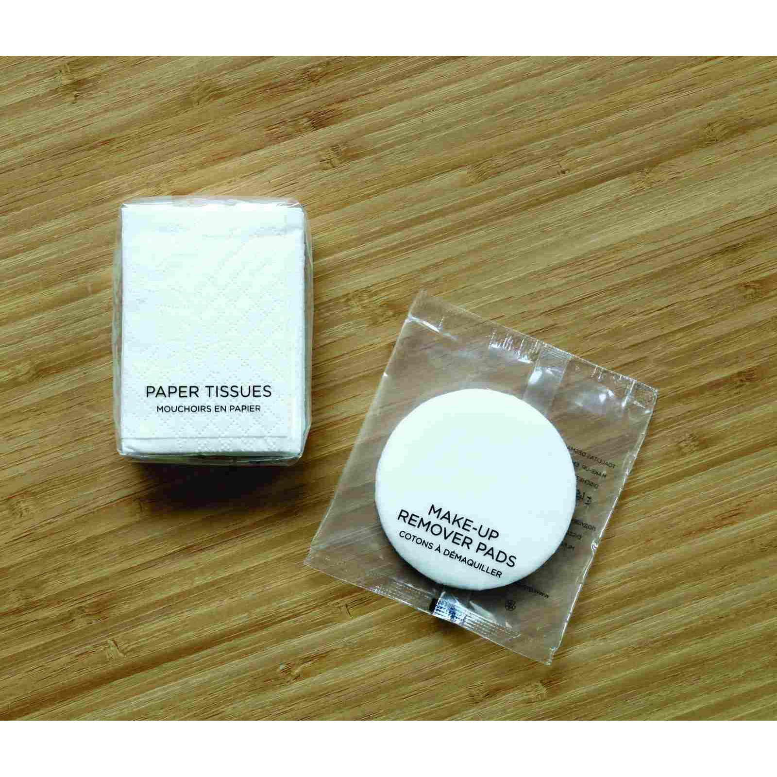 White & Black papírzsebkendő és sminklemosó korong természetes fafelületen