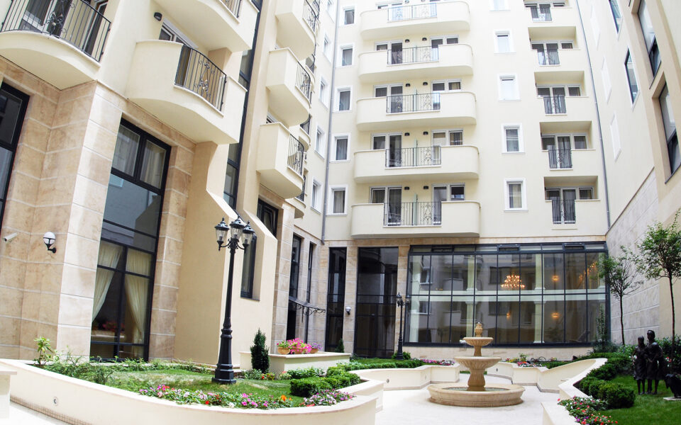 Queen's Court Hotel & Residence